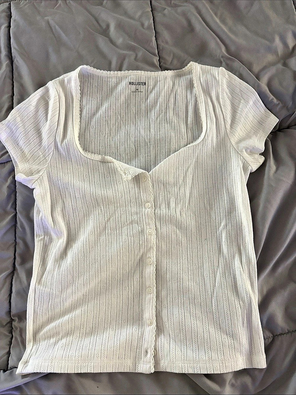 Hollister Short Sleeve Top in White Size Medium Like New